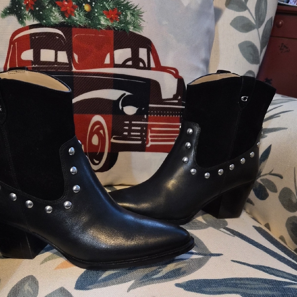 Pre-owned Coach Black Leather Ankle Boots with Silver Studs Size 8B -EUC